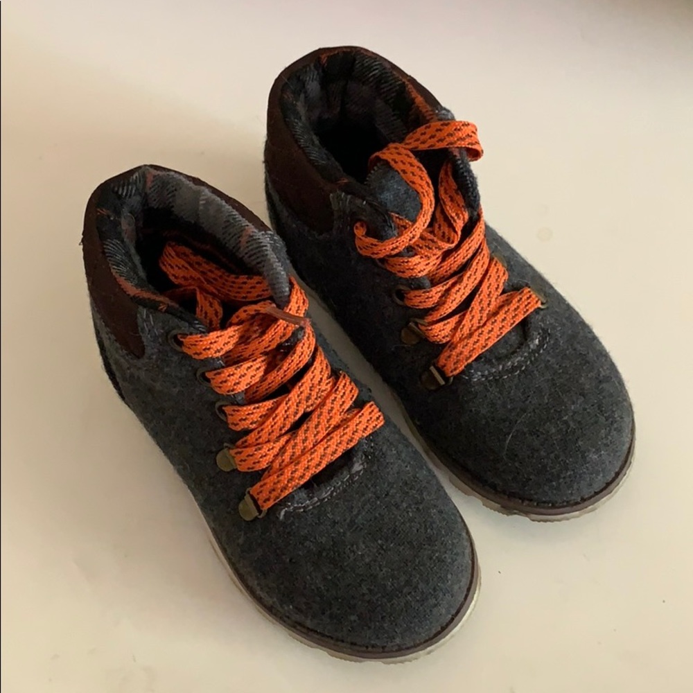 Carters boots unisex size 8